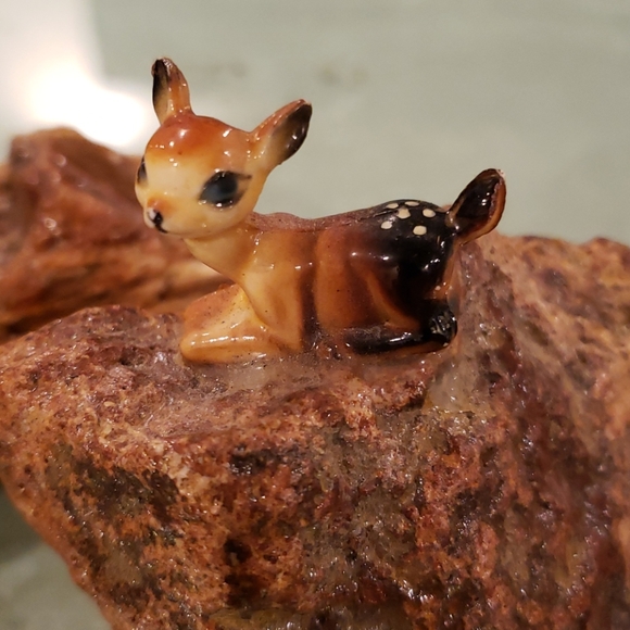 2 vintage plastic deer on a rock by Kitschy - Picture 3 of 3